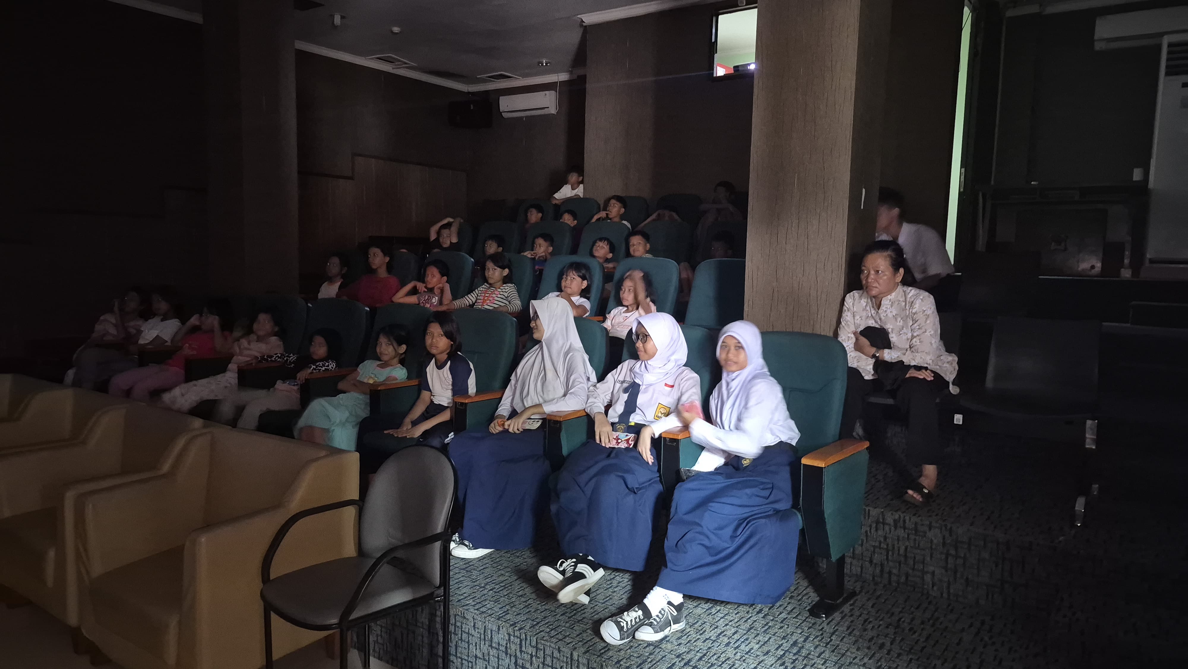 Menonton Film Edukasi